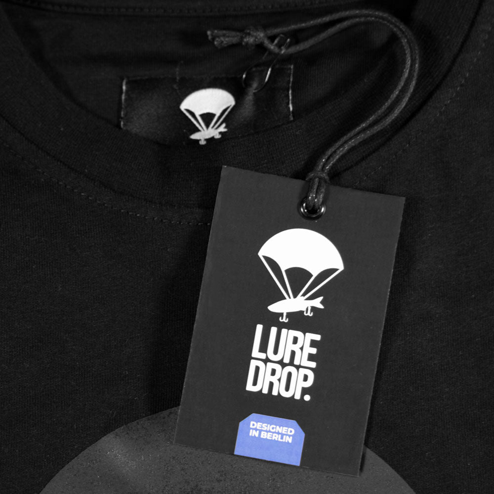 Hecht & Barsch LURE DROP T-Shirt 'Logo' All Black bij snoekenbaars.nl