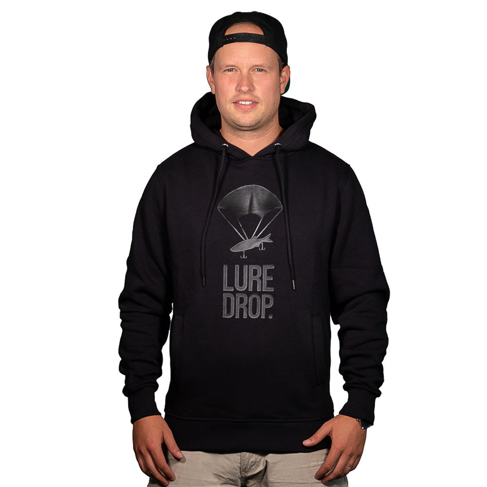 Hecht &amp; Barsch LURE DROP Hoodie 'Logo' All Black bij snoekenbaars.nl