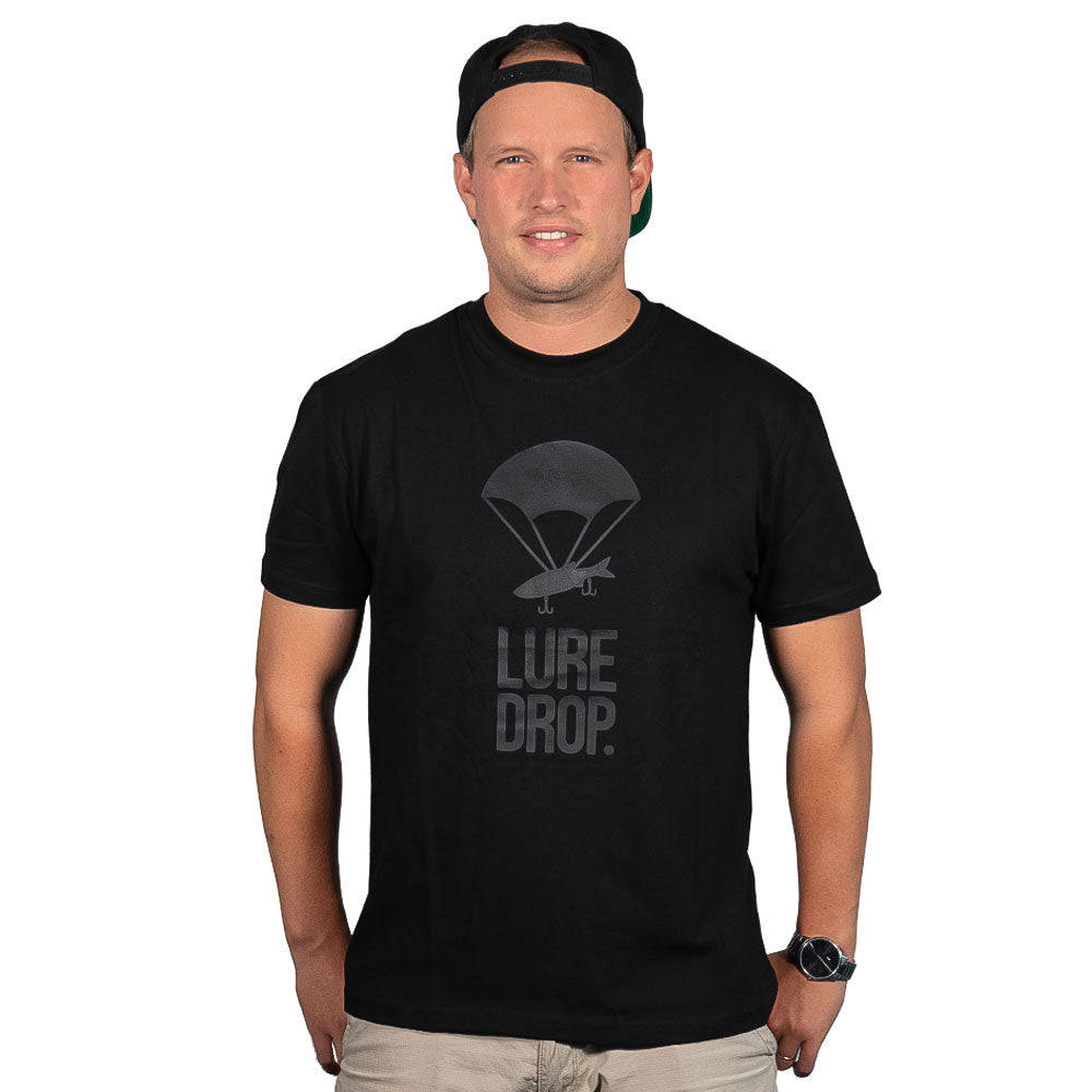 Hecht &amp; Barsch LURE DROP T-Shirt 'Logo' All Black bij snoekenbaars.nl